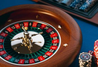 Online roulette wheel showing European single zero layout for casino online games strategy